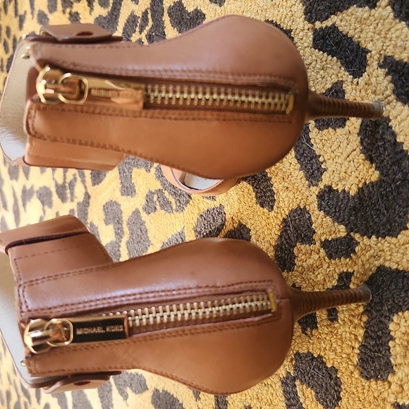 MICHAEL Michael Kors Open Toe Leather Sandals - Picture 12 of 13